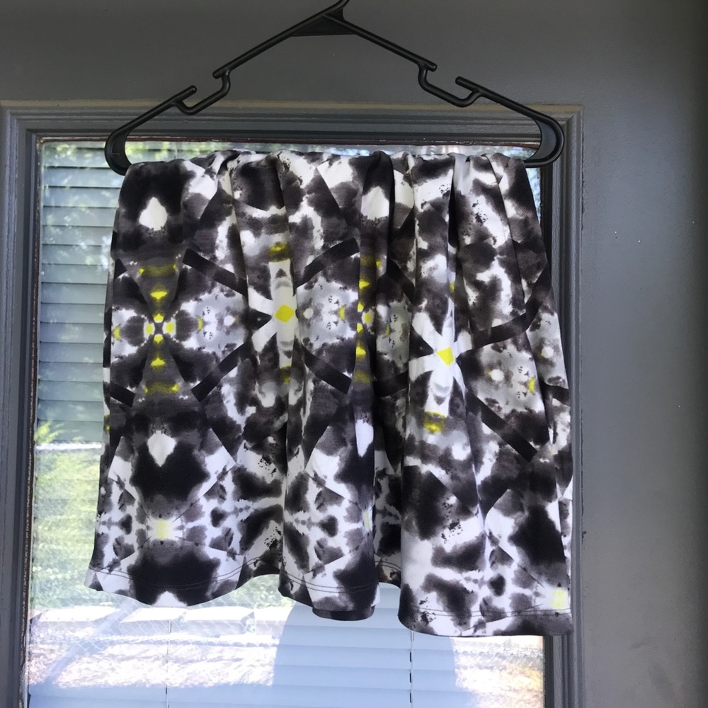 Black/white pattered skirt